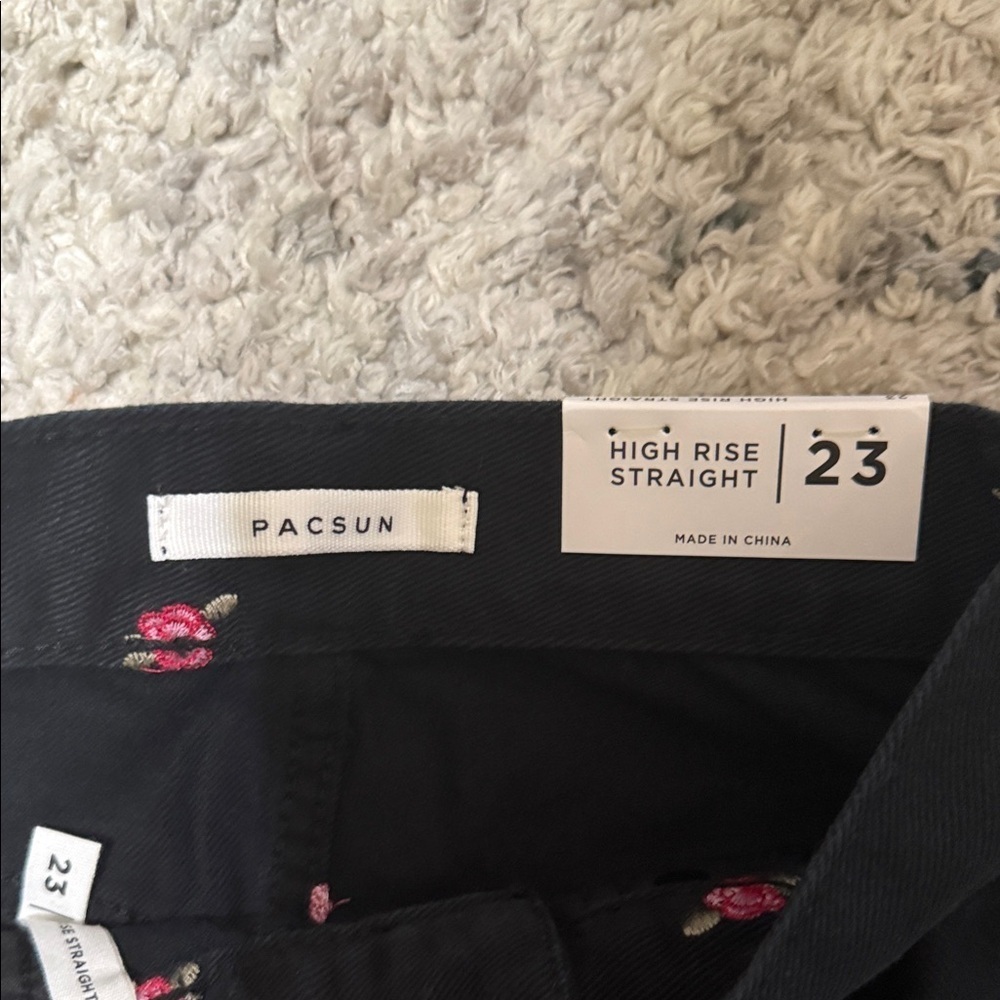 PacSun Black Cropped Jeans with Pink Details - Picture 2 of 12